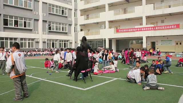WS PAN学校的学生在学校操场上做运动/西安，陕西，中国视频素材