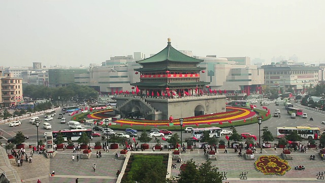 WS HA T/L城市交通围绕钟楼/西安，陕西，中国视频素材