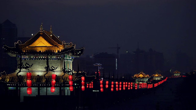 中国陕西西安，晚上LS在古城墙上挂灯笼视频素材
