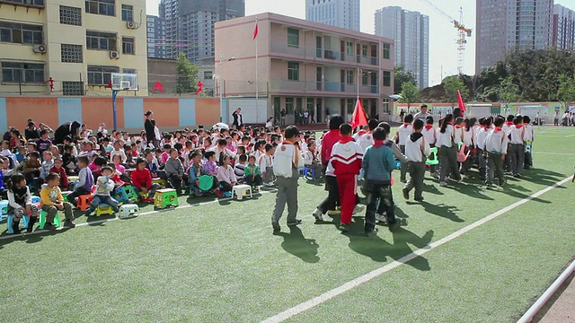 WS学生在学校操场上/西安，陕西，中国视频素材