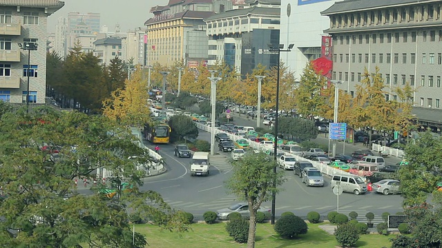 T/L HA繁忙城市街道上的交通/西安，陕西，中国视频素材