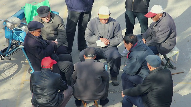 HA LS老中国男人在玩扑克/西安，陕西，中国视频下载