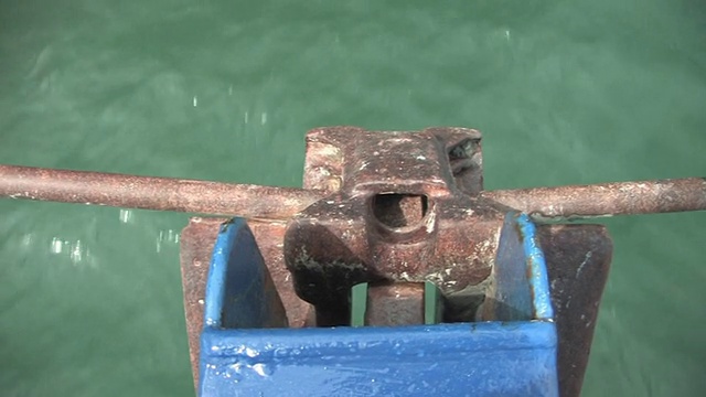 POV, CU，美国，阿拉斯加，卡特迈国家公园，船浮在水上，船头与锚的特写视频素材