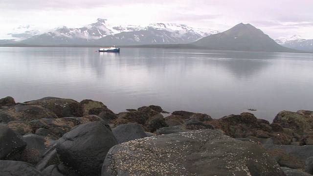 WS, PAN，美国，阿拉斯加，卡特迈国家公园，船停泊在海湾，雪山的背景视频下载