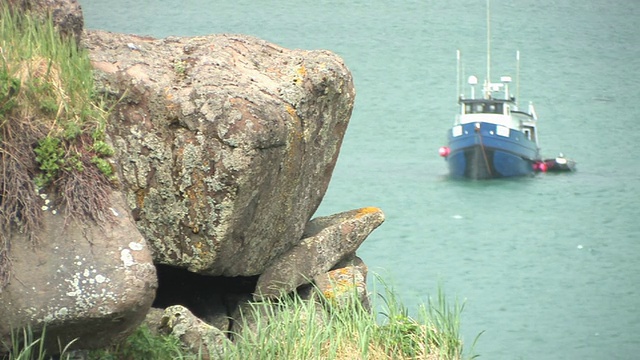 MS, SELECTIVE FOCUS，美国，阿拉斯加，卡特迈国家公园，船抛锚在海湾，岩石露出前景视频素材