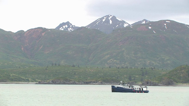 美国，阿拉斯加，卡特迈国家公园，船停泊在海湾，雪山的背景视频素材