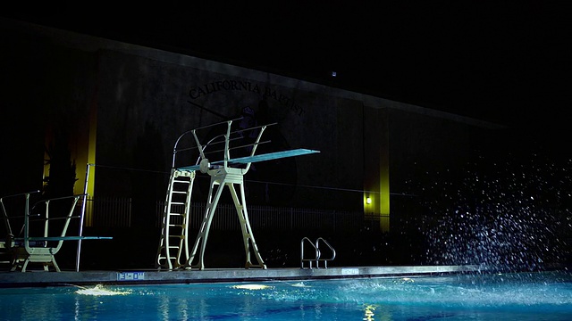 WS SLO MO Man在美国加州河畔游泳池跳水视频素材