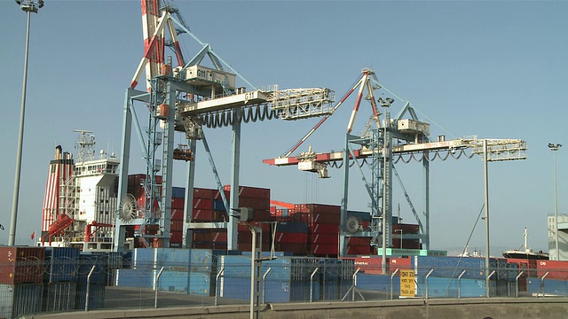 海法港口/以色列Mechoz Cheifa海法集装箱船的WS起重机视频素材