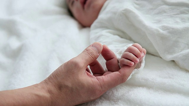 抱着父亲手指的婴儿视图/日本东京世田谷视频素材