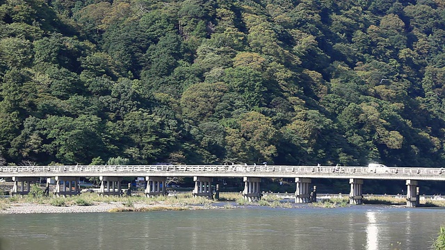 日本京都，岚山，齐冢桥和河流的WS视图视频下载