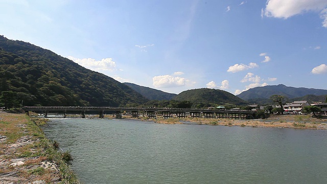 日本京都，岚山，齐冢桥和河流的WS视图视频下载
