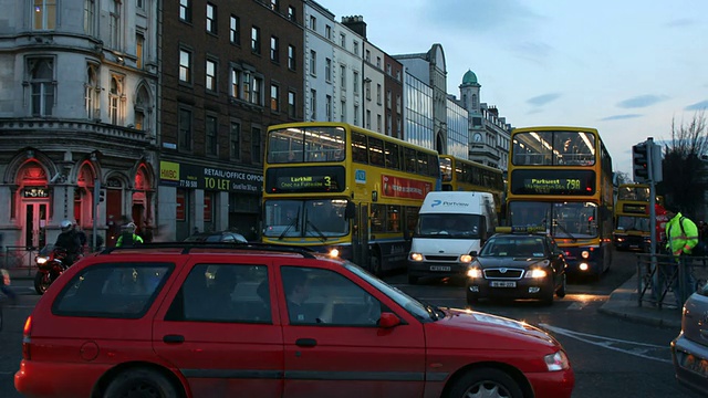 都柏林公共汽车和小汽车在Eire的交叉口视频下载