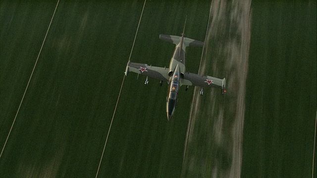 空中对空中，MS, Aero L-39信天翁飞过莫哈韦沙漠，俯瞰，美国加州视频素材
