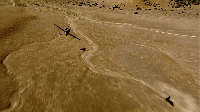 空中对空中，MS，两架航空L-39信天翁飞越莫哈韦沙漠，美国加州视频素材
