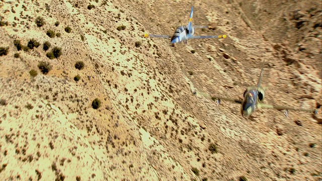 空中对空中，两架航空L-39信天翁飞越莫哈韦沙漠山脉，美国加州视频素材