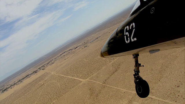AIR TO AIR, CU, Aero L-39信天翁降落在跑道上，莫哈韦沙漠，美国加州视频素材