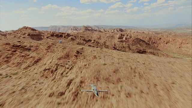 空中对空中，WS，两架航空L-39信天翁飞越大峡谷，亚利桑那州，美国视频素材