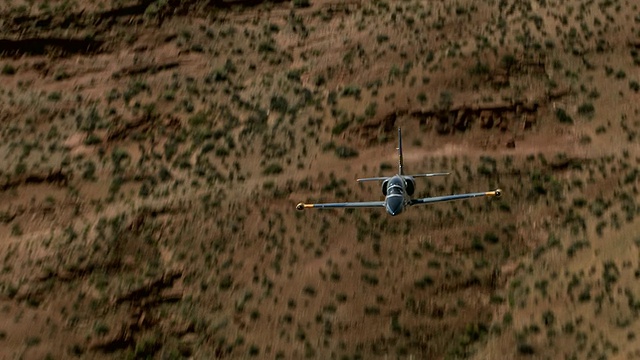 AIR TO AIR, Aero L-39信天翁从跑道起飞，飞越美国加利福尼亚州莫哈韦沙漠视频素材
