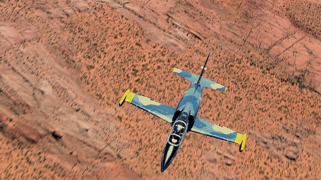 AIR TO AIR, MS, Aero L-39信天翁飞过岩层，俯瞰，大峡谷，美国亚利桑那州视频素材