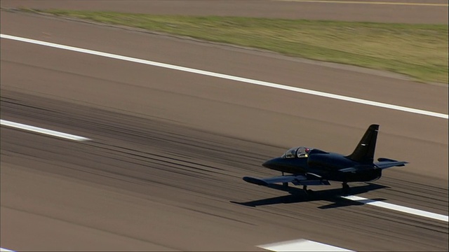 空中对空中，空中L-39信天翁从跑道起飞，飞越海洋，俯视图视频素材