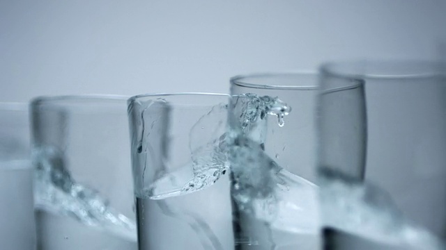 杯子里装满水，慢动作视频素材