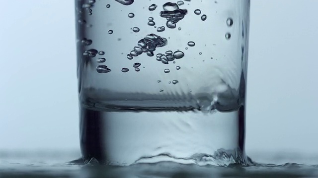水从杯中流下，慢镜头-特写视频素材