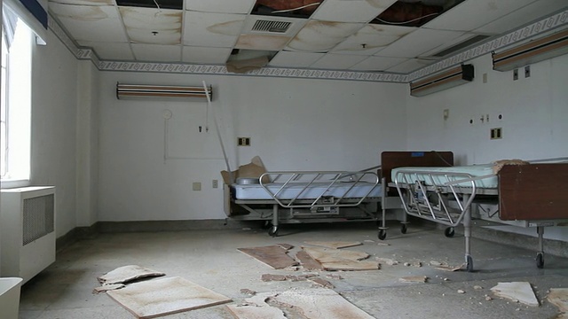 医院封闭的PAN空房间，地板上散落着天花板垃圾，运动控制视频下载