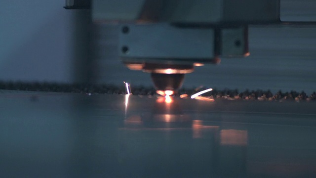 近距离的激光切割机，因为它滑过金属片。视频素材