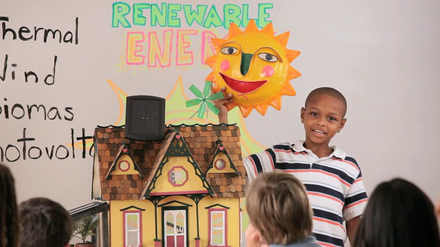 在美国弗吉尼亚州里士满的学校，年轻的学生在课堂上做关于可再生能源的报告视频素材