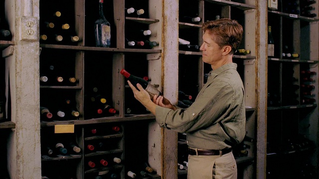 美国纽约州，万宝路，男人在检查酒窖里的酒瓶视频下载