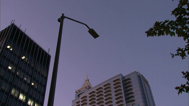 低角度静电-当夜幕降临时，一盏LED路灯打开/美国威斯康星州视频素材