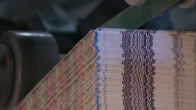 近距离静电-一台机器堆叠杂志在工厂/威斯康星州，美国视频下载
