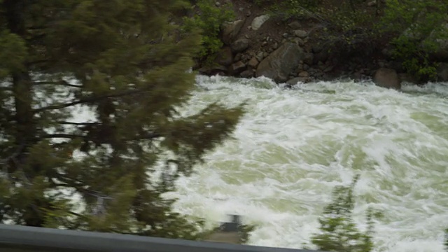 美国爱达荷州，两名皮划艇运动员在激流中沿着西部河流下行视频下载