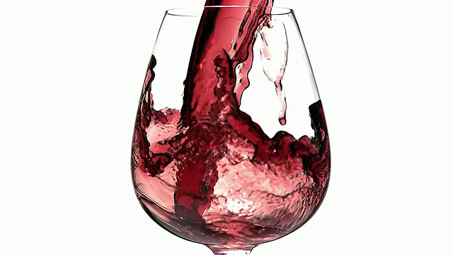 CU SLO MO白背景红酒倒入玻璃杯/ Vieux Pont，诺曼底，法国视频下载