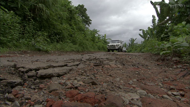 中拍摄低角度-车辆行驶在乡村道路/孟加拉国视频素材