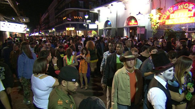 中拍摄高角度-人们在波旁街在晚上/路易斯安那州新奥尔良视频素材
