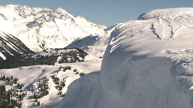 加拿大不列颠哥伦比亚省的科纳斯/惠斯勒山上的ZO滑雪道视频素材