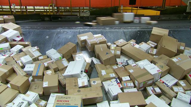 在美国田纳西州孟菲斯的联邦快递仓库，包裹在传送带上分拣视频下载