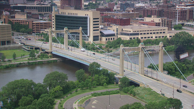 MS汽车通过河上的桥/明尼阿波利斯，明尼苏达州，美国视频素材