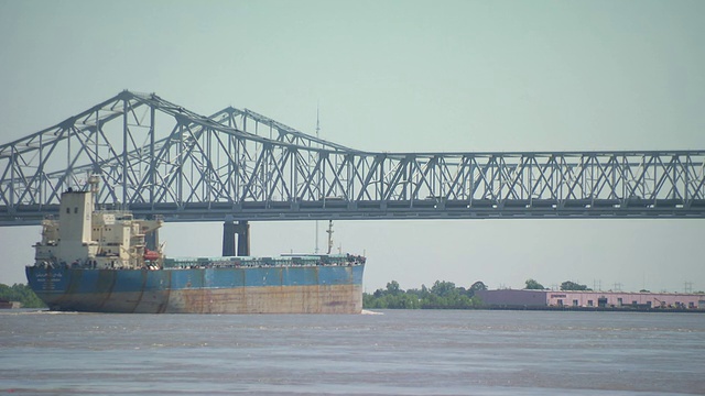 通过密西西比河/新奥尔良，路易斯安那州，美国的WS货船视频素材