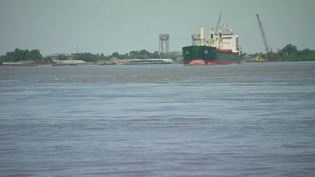 美国路易斯安那州新奥尔良市密西西比河上的WS货船视频素材