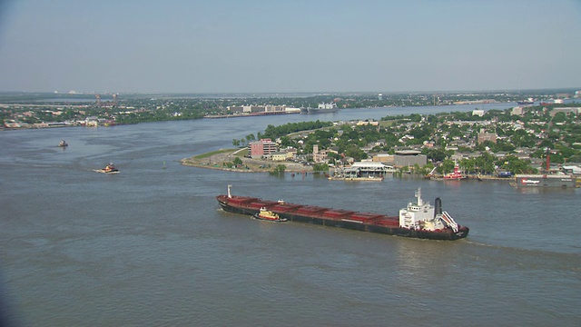 美国路易斯安那州新奥尔良市的拖船和货船视频素材