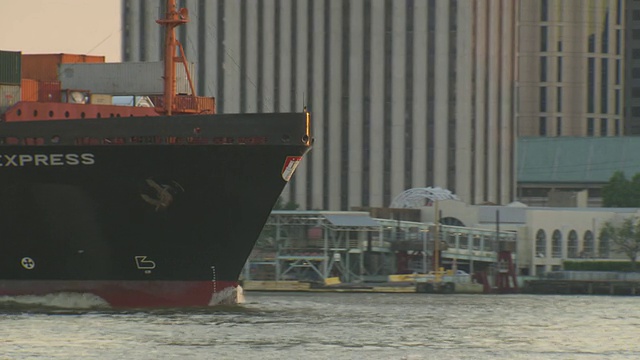 MS PAN集装箱船在美国路易斯安那州新奥尔良河上游弋视频素材