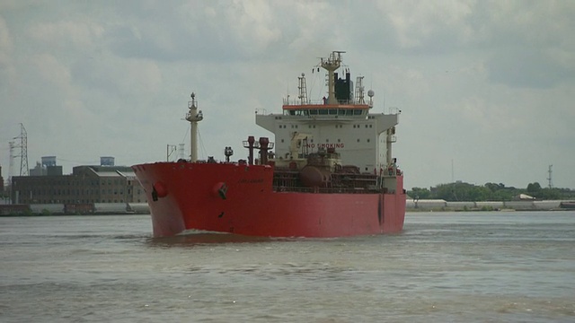 美国路易斯安那州新奥尔良河上流动的MS TS货船视频素材
