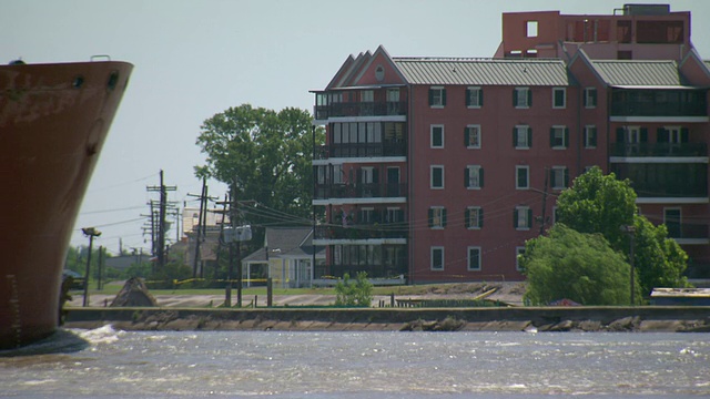 MS货船在河上流动/新奥尔良，路易斯安那州，美国视频素材