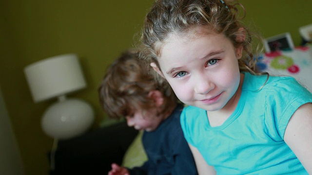 小女孩在微笑，小男孩在后面/加拿大安大略省多伦多视频素材