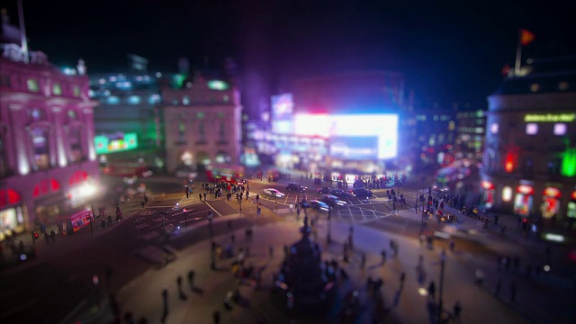微型伦敦——皮卡迪利广场的路口在夜间有大型广告牌和公交车。视频下载