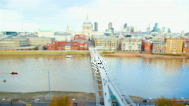 微型伦敦——横跨伦敦泰晤士河的千年桥上有许多船只经过。视频素材