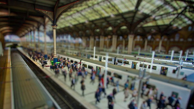 迷你伦敦-利物浦街站在繁忙的工作日，火车进站和出站视频素材