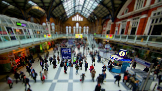 微型伦敦-利物浦街站在繁忙的工作日在伦敦城视频素材
